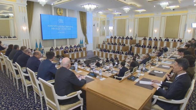 Конституционная комиссия обсуждает предложения по реформам Президента Казахстана