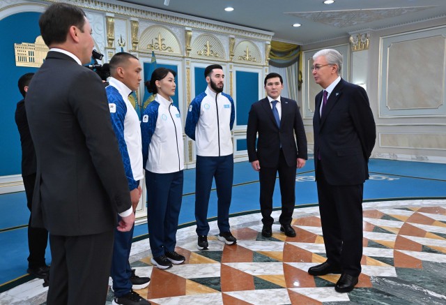 Devlet Başkanı, Kış Olimpiyat ve Paralimpik Oyunları bayraktarlarına Devlet Bayrağı’nı takdim etti