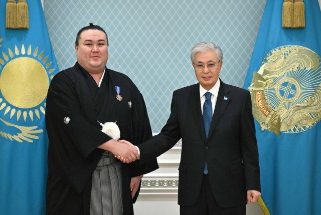 Kassym-Jomart Tokayev meets professional sumo wrestler