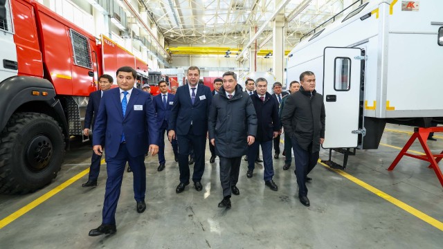 Бош вазир Астанадаги саноат лойиҳаларини текширди