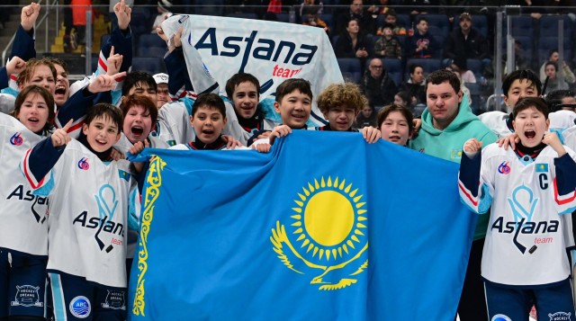 Young Kazakh hockey players win international tournament in Canada