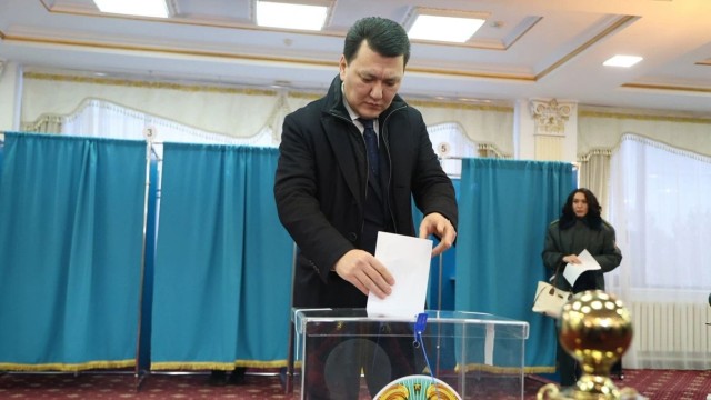 Қазақстанның Мемлекеттік кеңесшісі референдумда дауыс берді