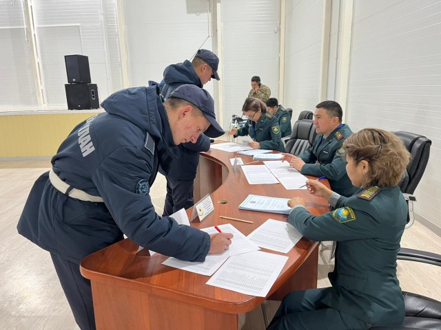 Kazakistan vatandaşları Yeni Anayasa referandumunda oy kullanıyorlar