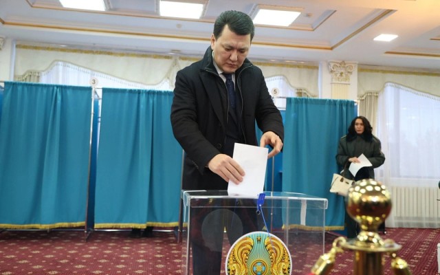 Kazakistan Devlet Danışmanı Referandumda oy kullandı