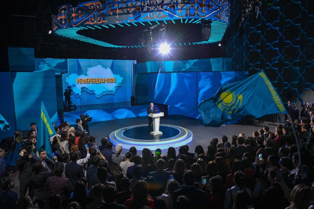 Казакстандын Президенти референдумдан кийин жигердүү жаштар менен жолугушту