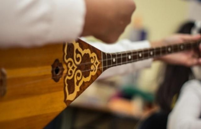 Қозоғистон ўқувчилари қозоқ куйларининг рақамли форматдаги тўпламини тақдим этди